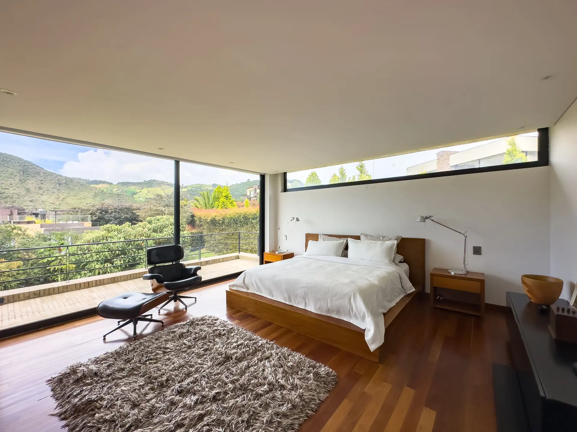 Casa con jardín a la venta, en La Calera.