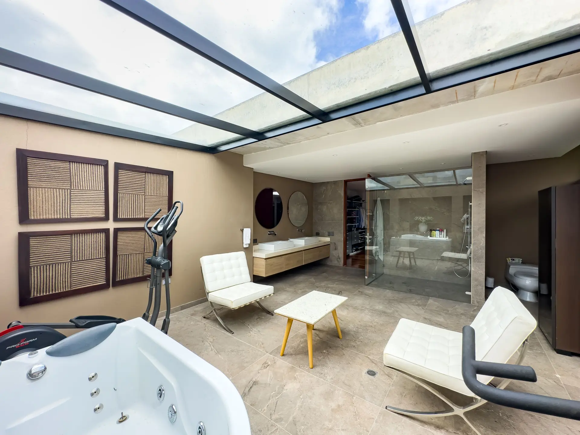 Casa con jardín a la venta, en La Calera.