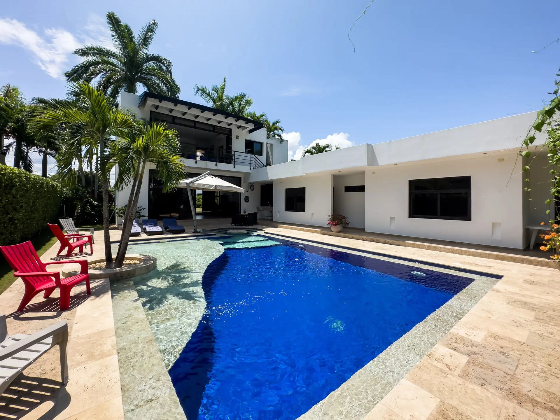 Casa con piscina a la venta, en Lagos del Peñon. (Girardot)