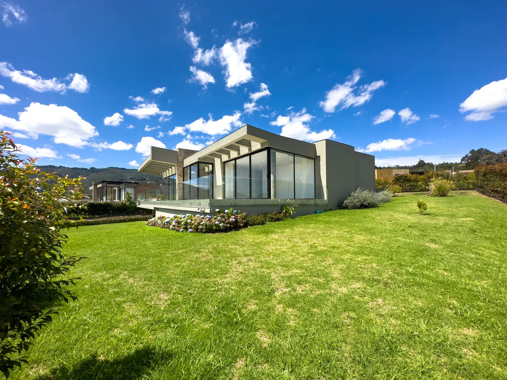 Casa con jardín a la venta, en Aposentos de Yerbabuena.