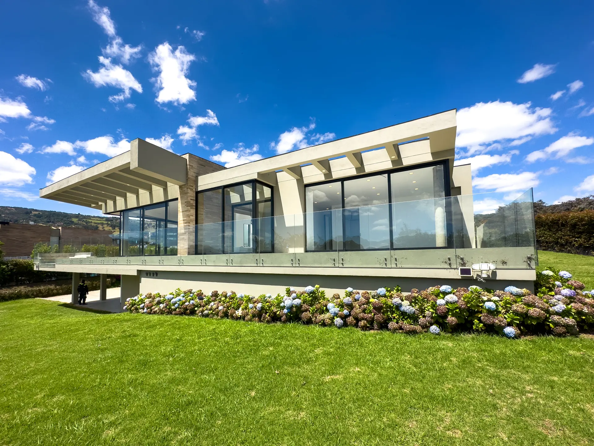 Casa con jardín a la venta, en Aposentos de Yerbabuena.