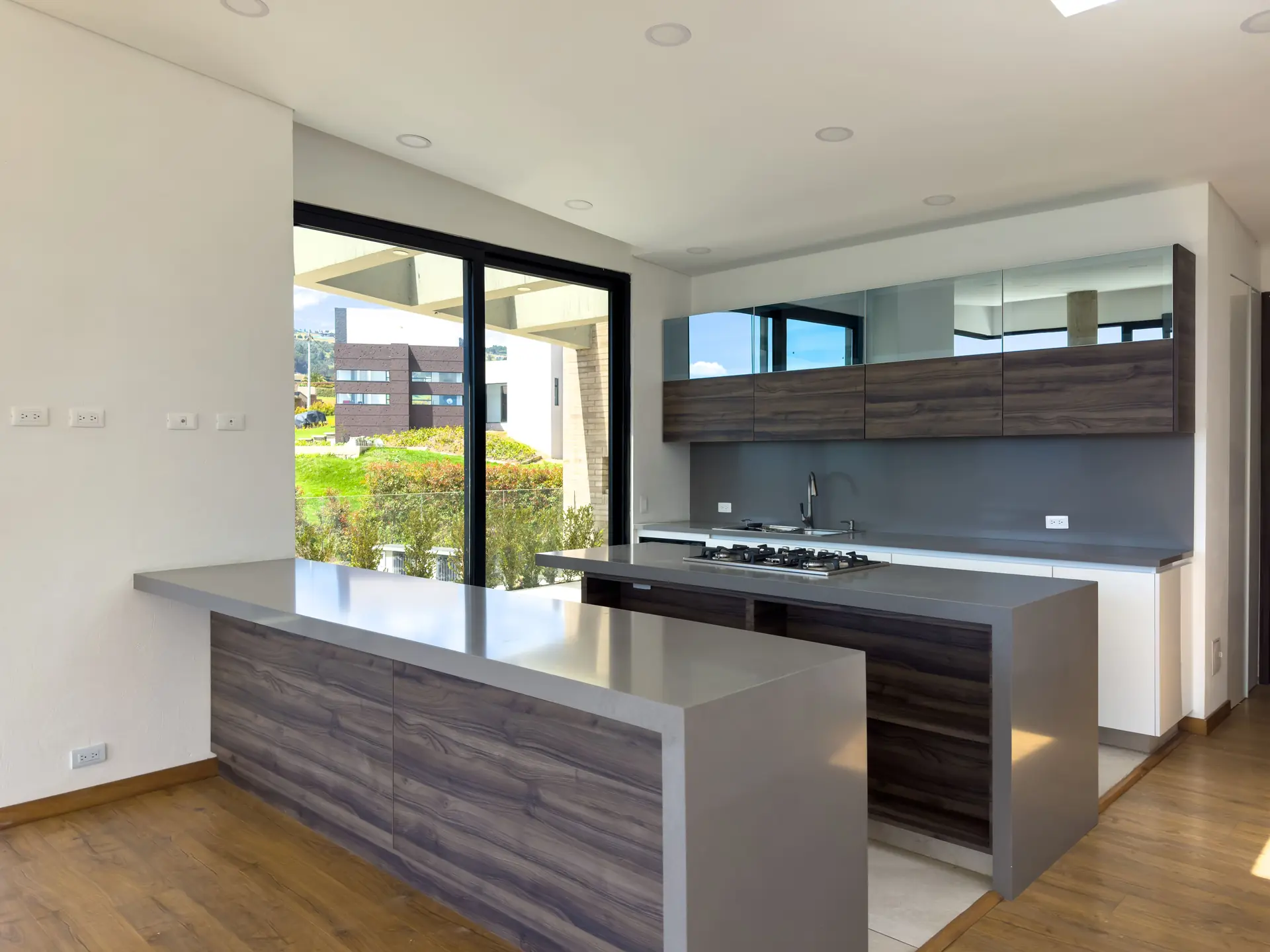 Casa con jardín a la venta, en Aposentos de Yerbabuena.