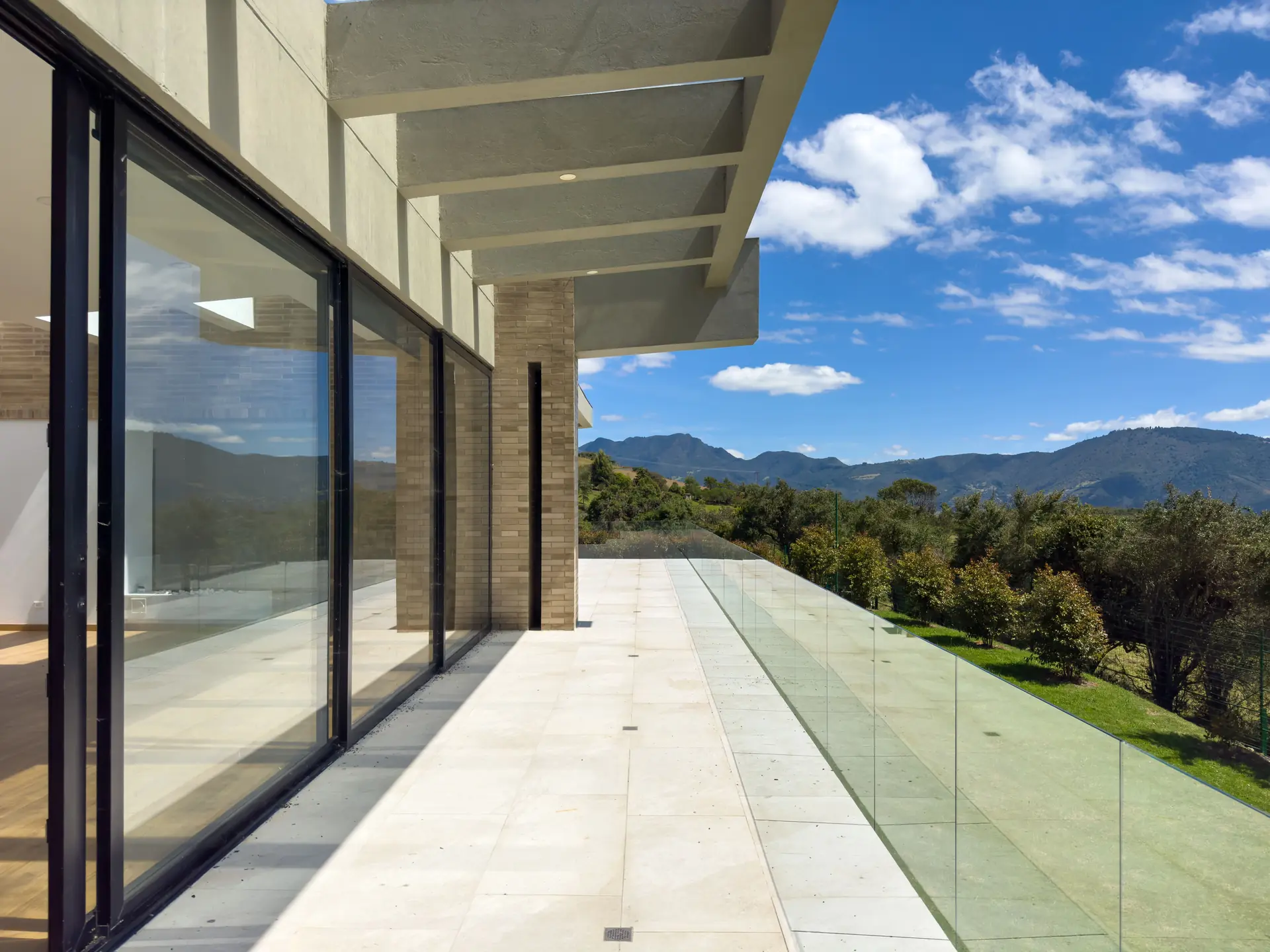 Casa con jardín a la venta, en Aposentos de Yerbabuena.