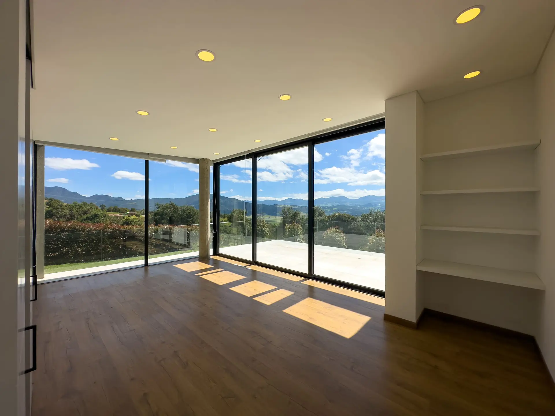 Casa con jardín a la venta, en Aposentos de Yerbabuena.