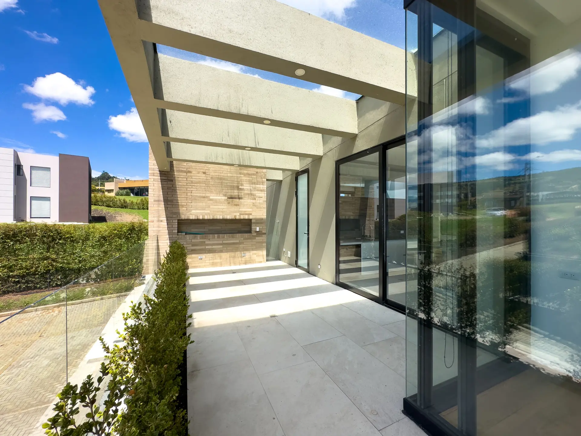 Casa con jardín a la venta, en Aposentos de Yerbabuena.