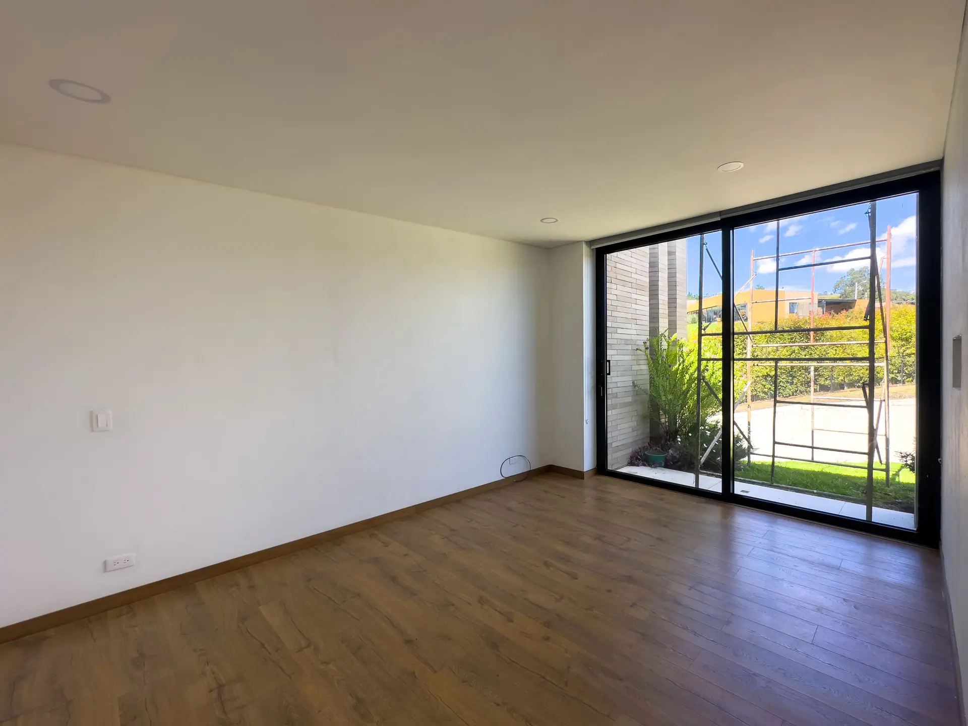 Casa con jardín a la venta, en Aposentos de Yerbabuena.