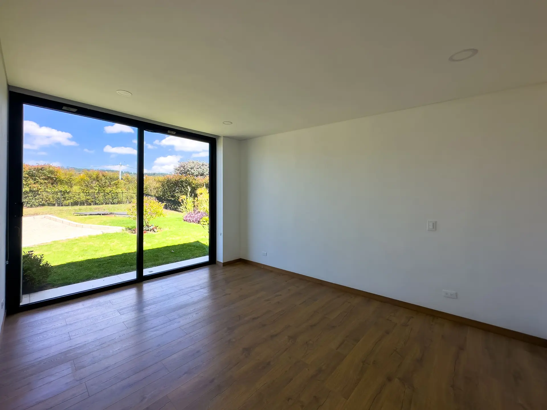 Casa con jardín a la venta, en Aposentos de Yerbabuena.