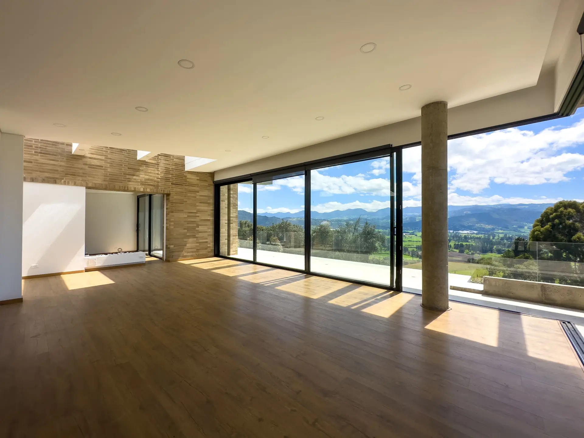 Casa con jardín a la venta, en Aposentos de Yerbabuena.