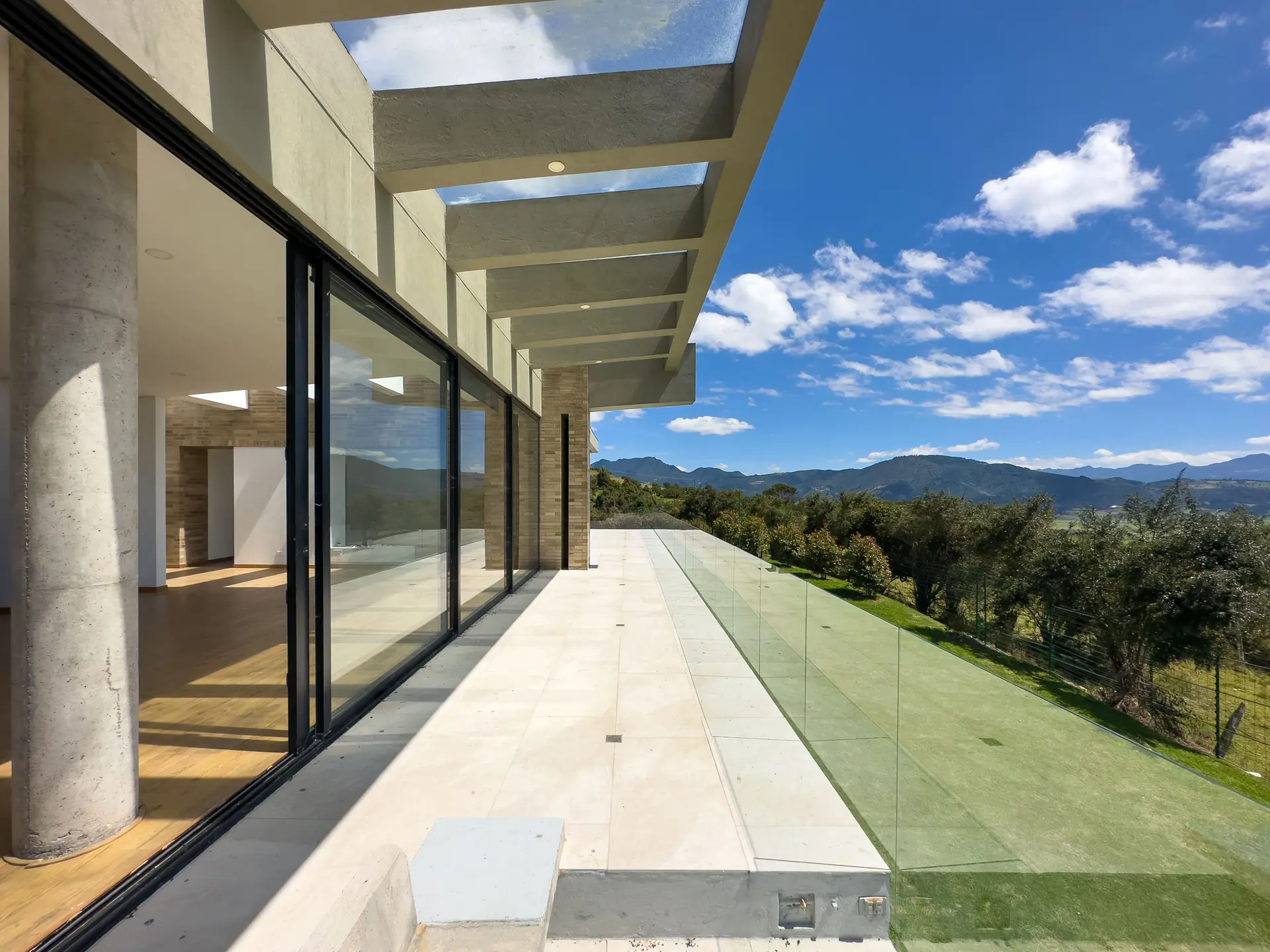 Casa con jardín a la venta, en Aposentos de Yerbabuena.