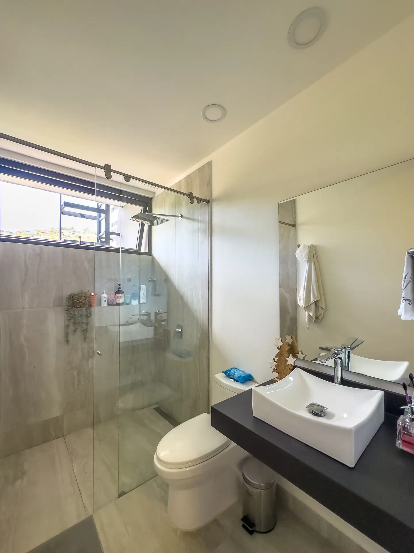 Casa con terraza y jardín a la venta o arriendo, en Bosques del Encenillo.