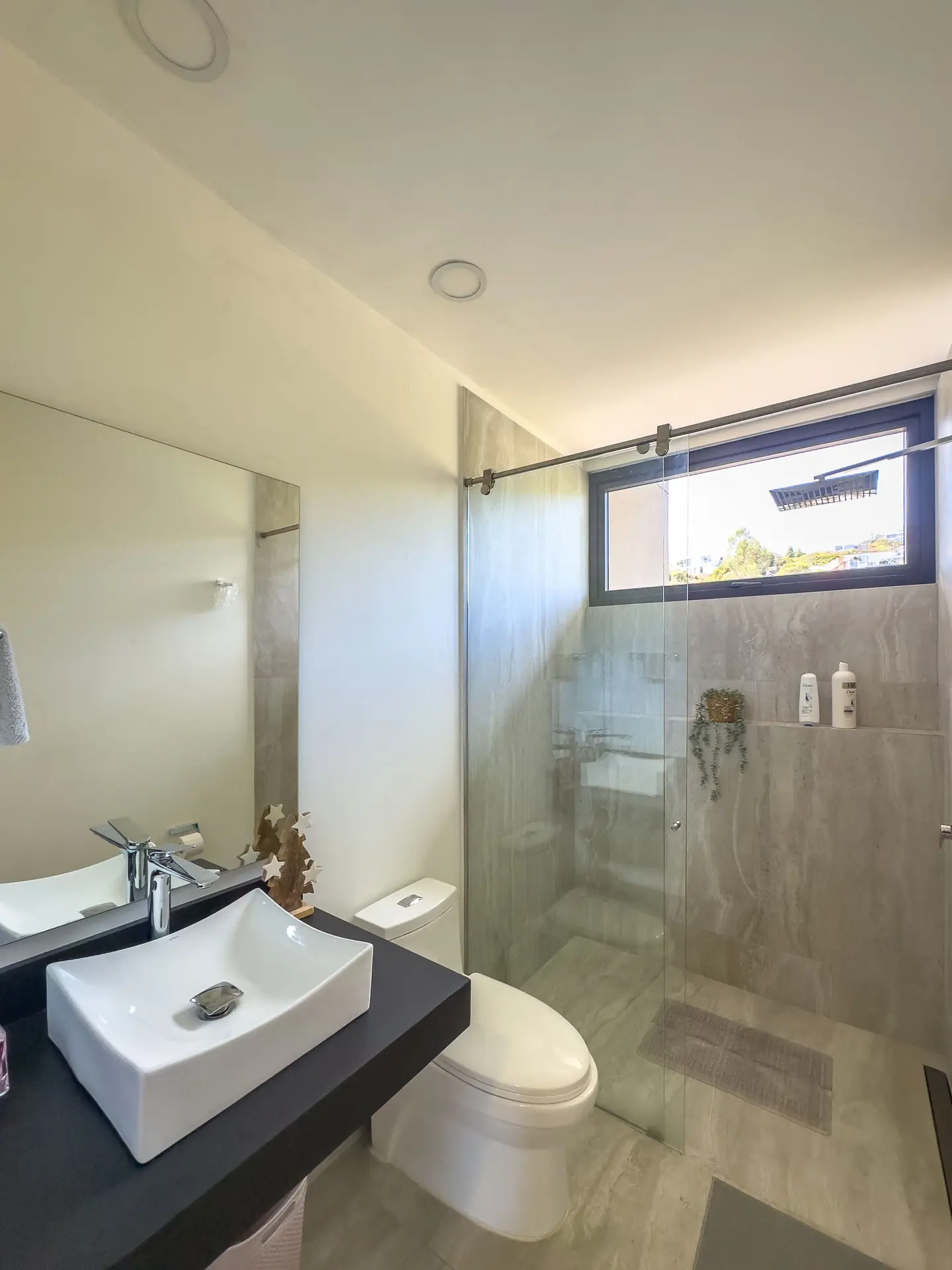 Casa con terraza y jardín a la venta o arriendo, en Bosques del Encenillo.