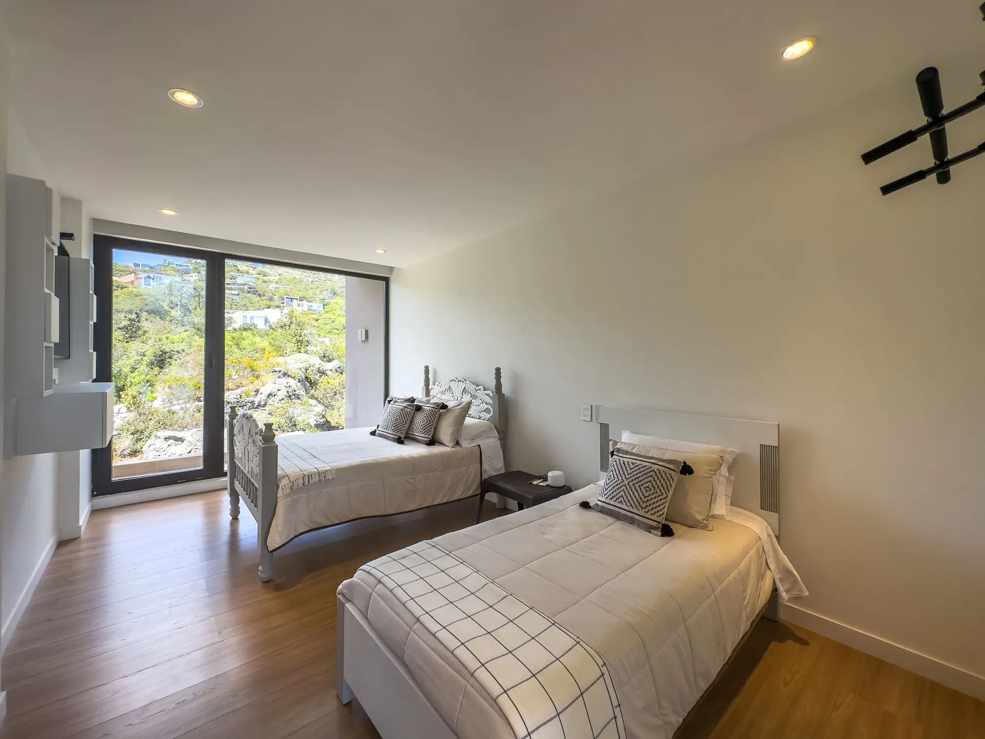 Casa con terraza y jardín a la venta o arriendo, en Bosques del Encenillo.