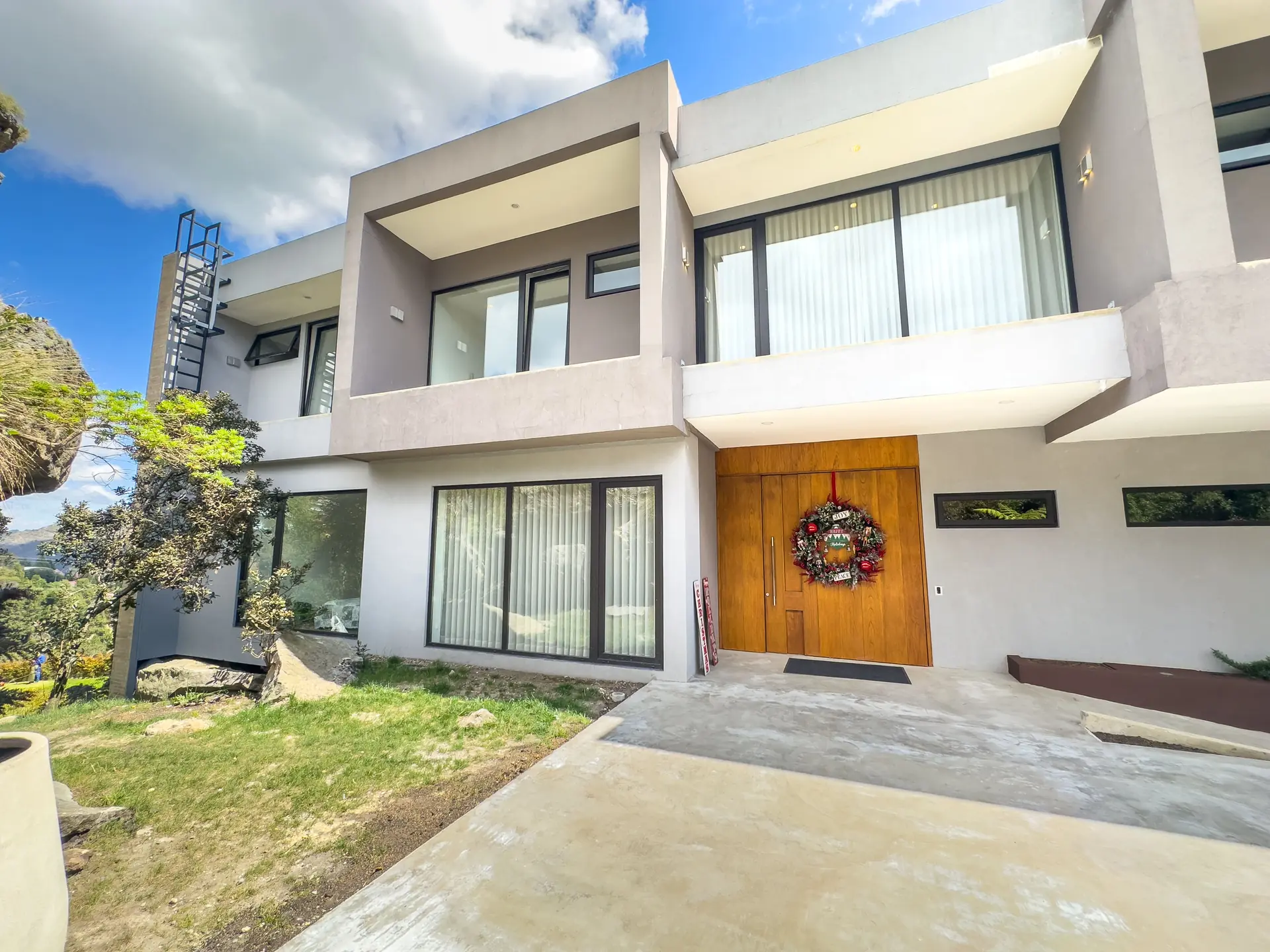 Casa con terraza y jardín a la venta o arriendo, en Bosques del Encenillo.