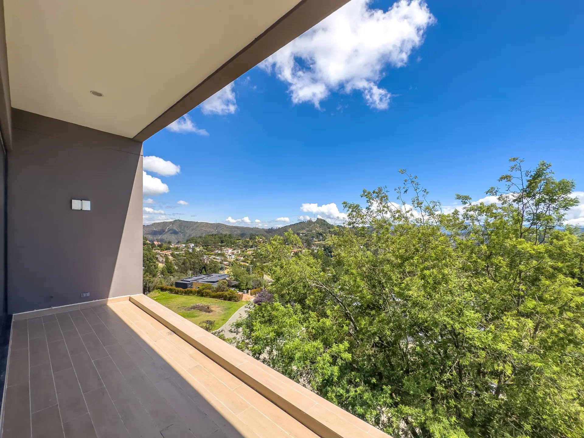 Casa con terraza y jardín a la venta o arriendo, en Bosques del Encenillo.