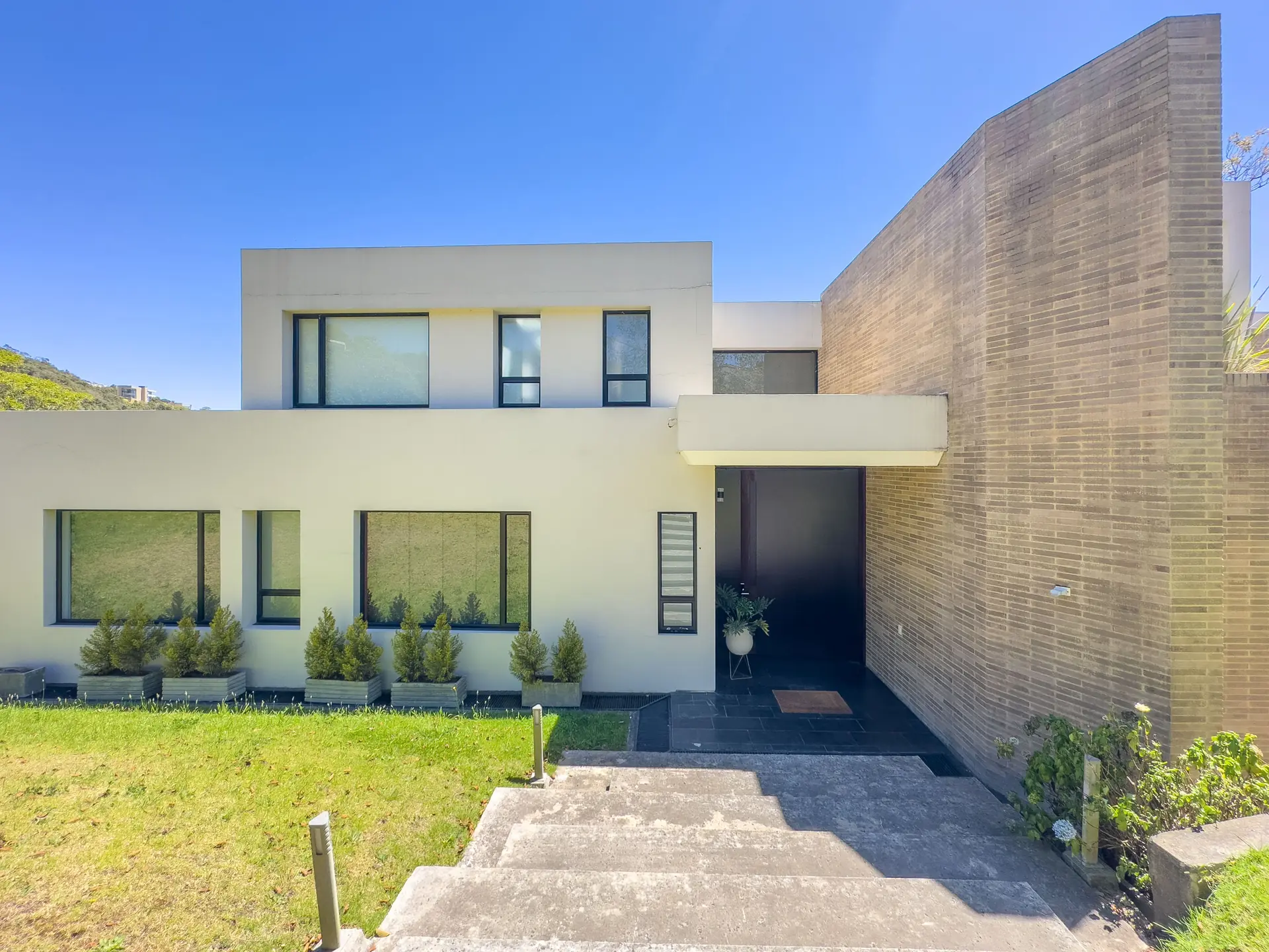 Casa con jardín a la venta, en Yerbabonita.