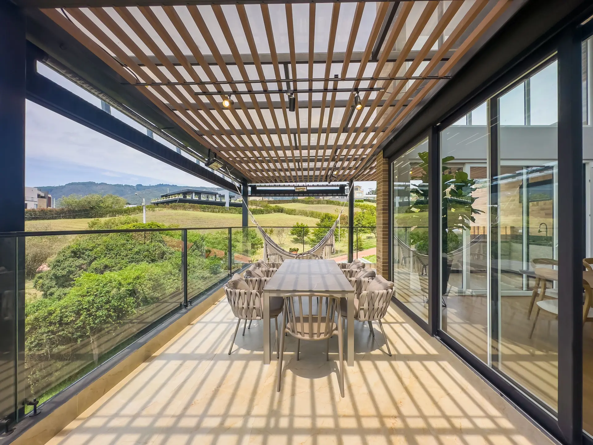 Casa con jardín a la venta, en Yerbabuena.