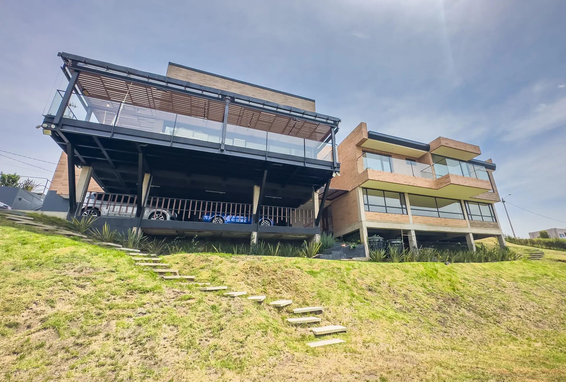 Casa con jardín a la venta, en Yerbabuena.