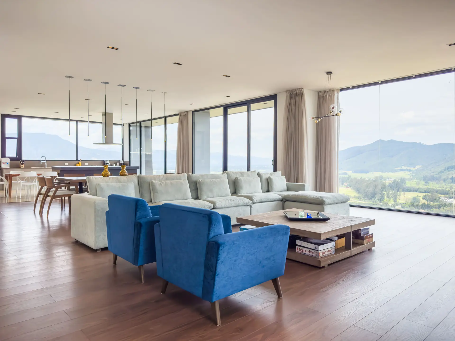 Casa con jardín a la venta, en Aposentos.
