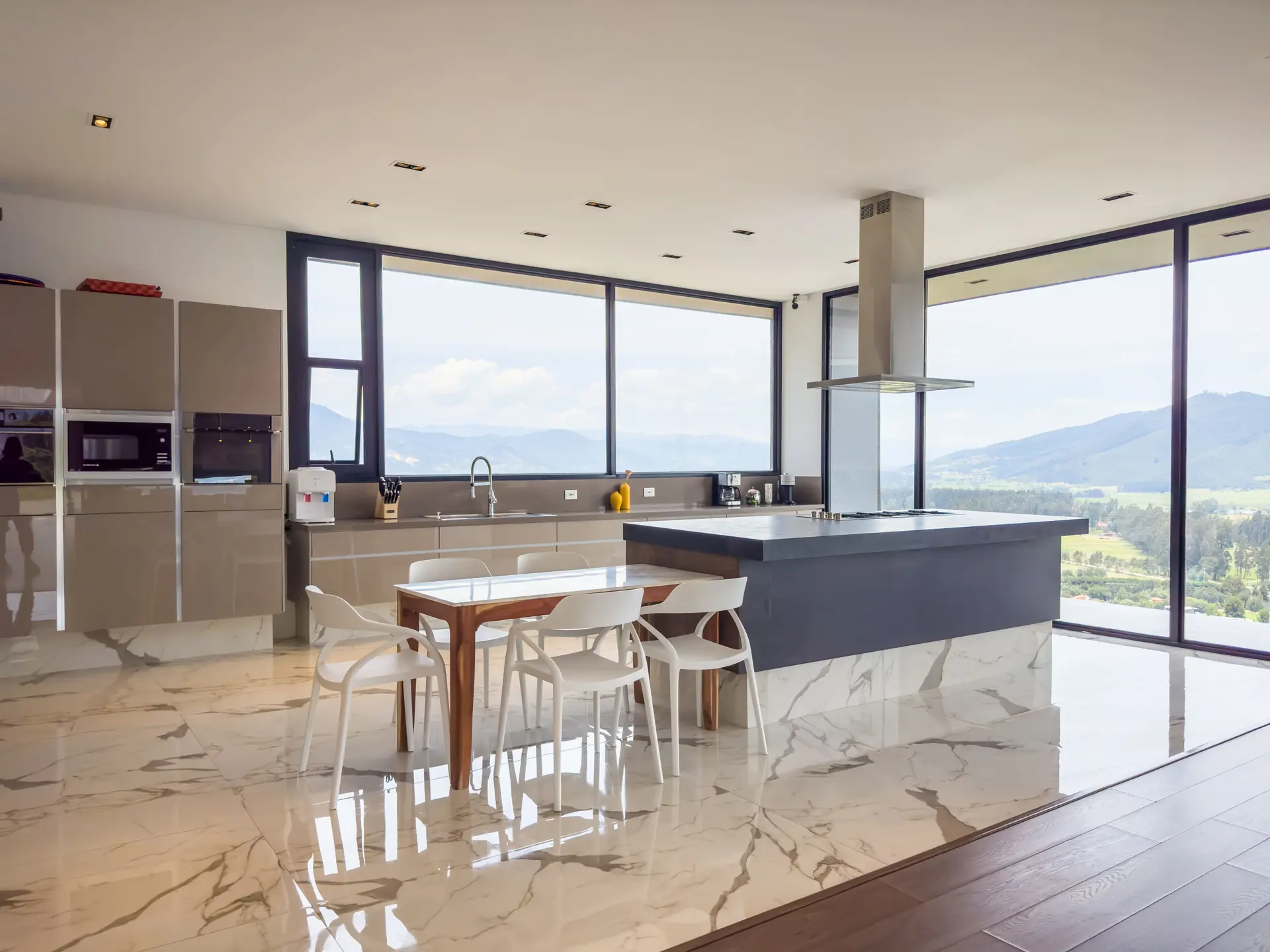 Casa con jardín a la venta, en Aposentos.