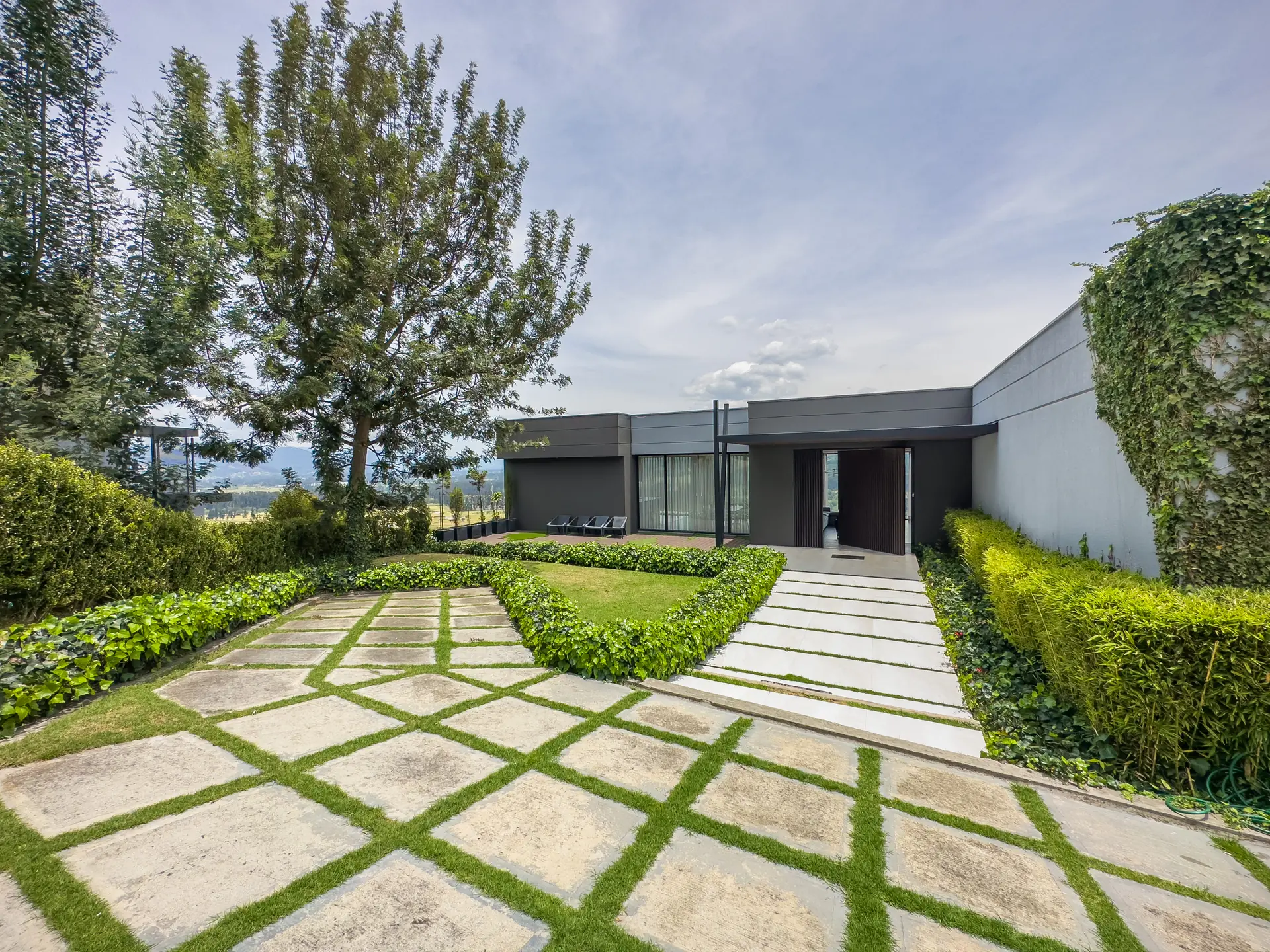 Casa con jardín a la venta, en Aposentos.
