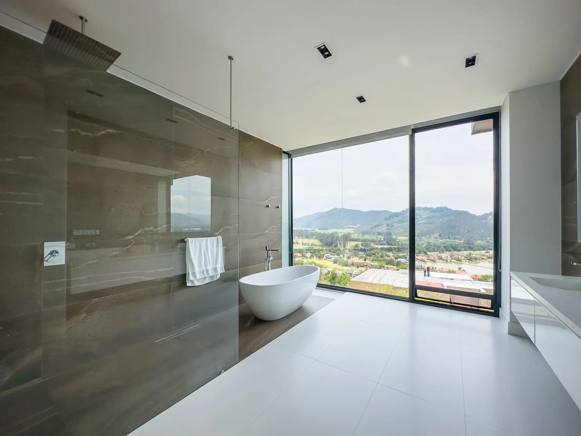 Casa con jardín a la venta, en Aposentos.