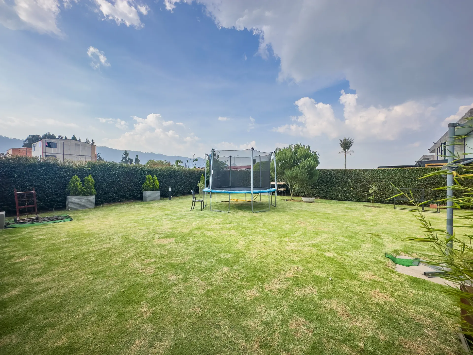 Casa con zona verde a la venta, en Cota.