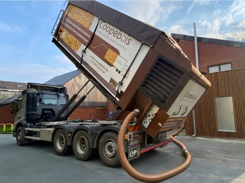 Livraison de plaquettes bois avec benne souffleuse