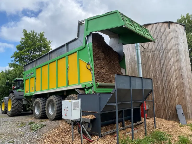 Livraison de plaquettes bois avec benne agricole