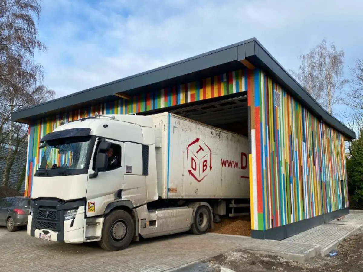 Livraison de plaquettes bois avec fond mouvant