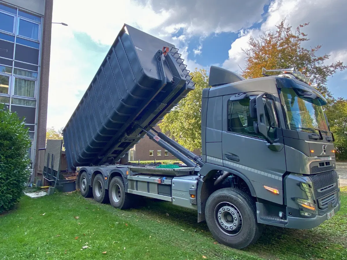 Livraison de plaquettes bois avec benne ampliroll