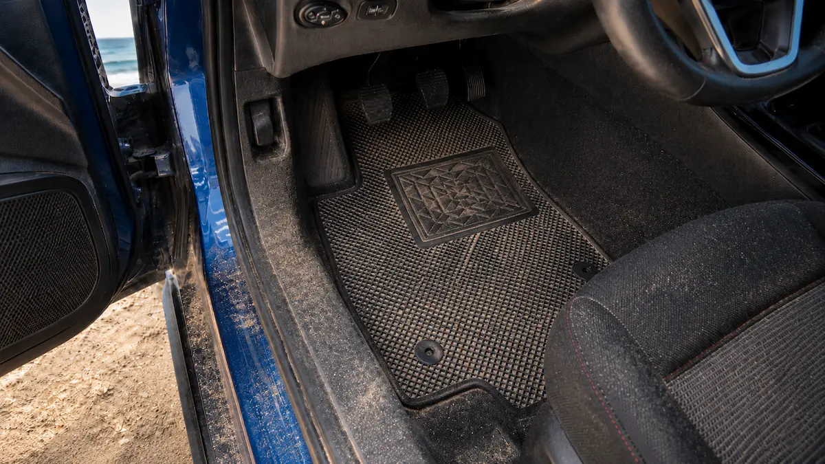 Tapis de voiture anti-sable : lequel protège vraiment l'habitacle après une journée de plage ?