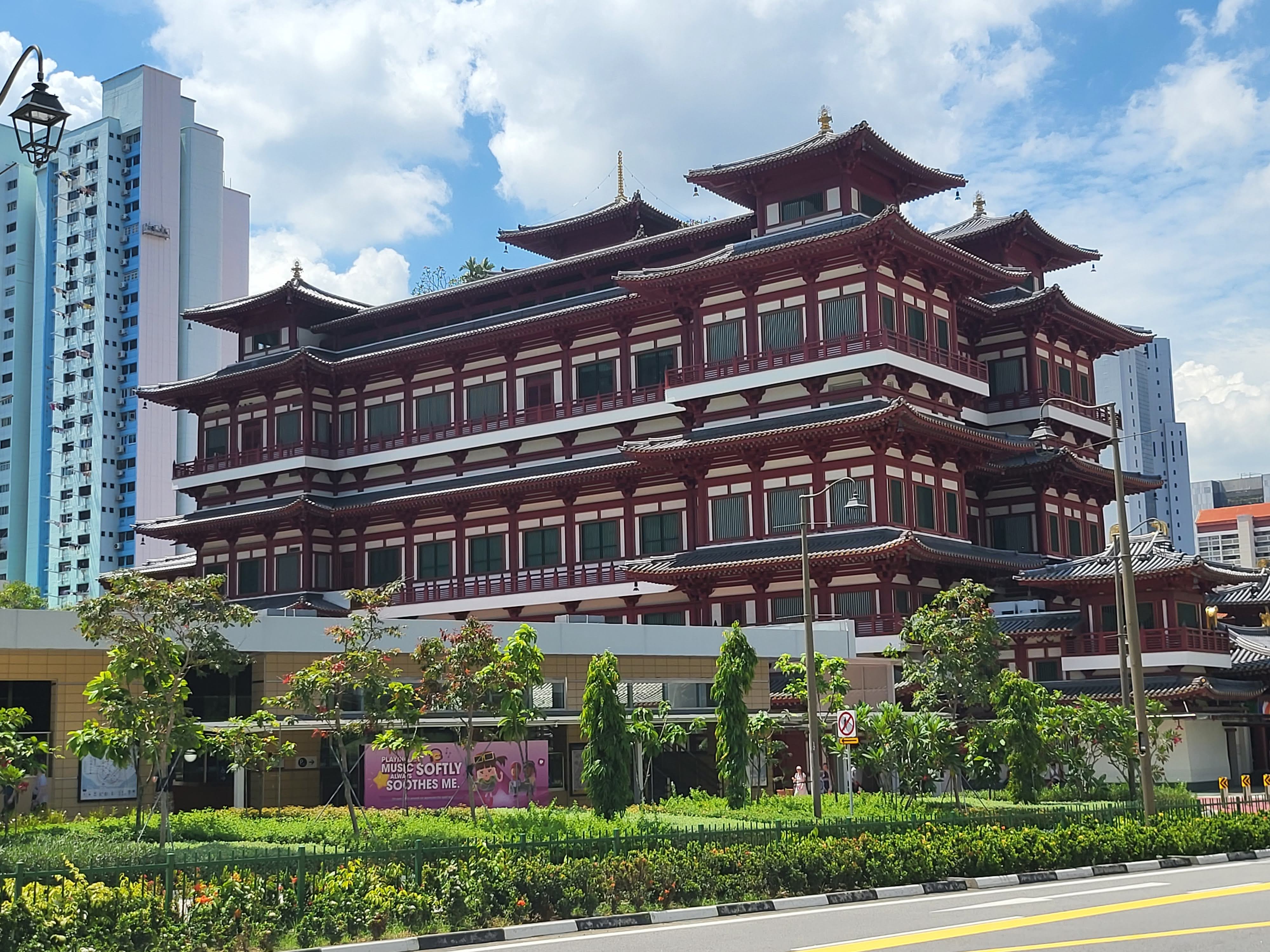 The red and white Buddha Tooth Relic Temple in Chinatown