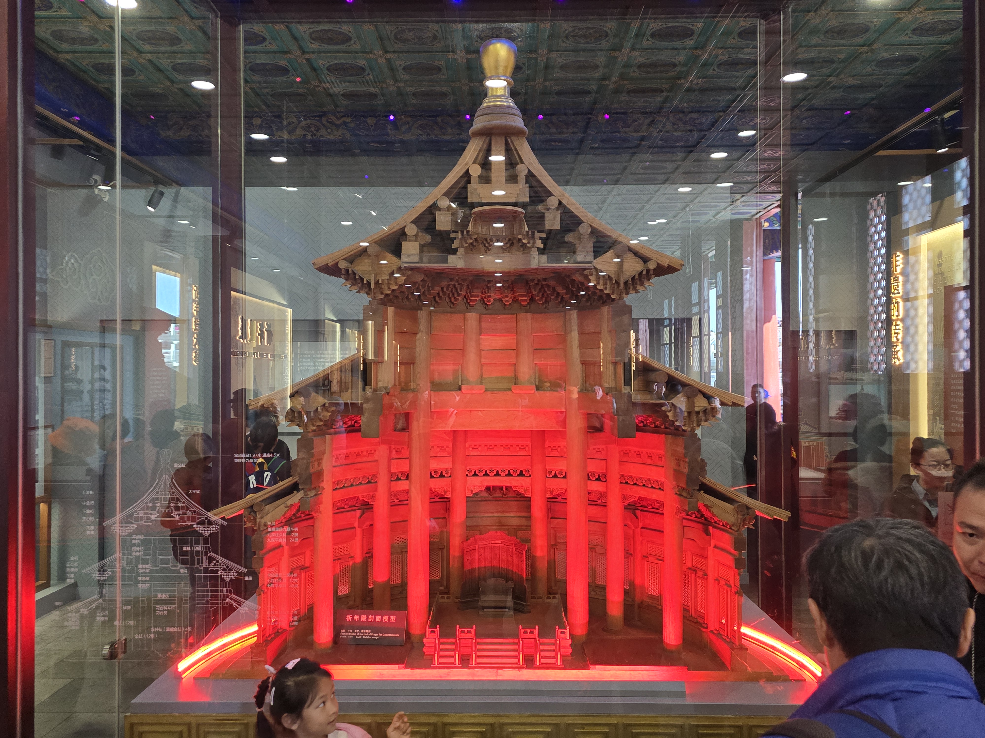The model exposes the hall’s layered timber frame.