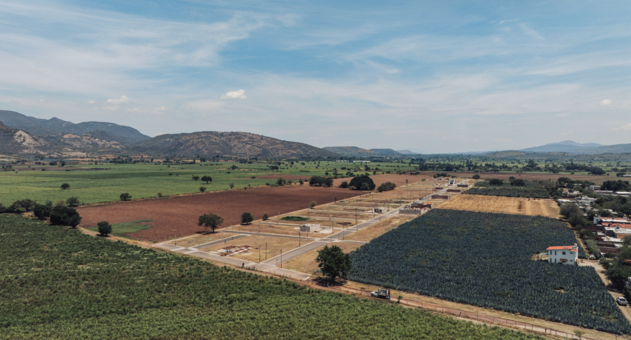 Aerial image of Ahualulco de Mercado with land, roads, infrastructure, and houses under construction
