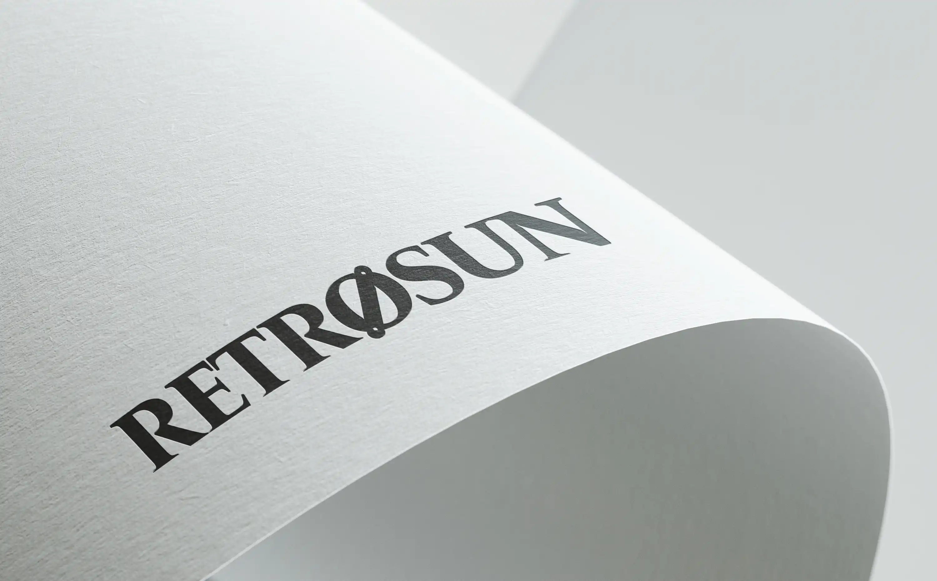 Modern logo ontwerp, afgebeeld op papier voor  Retrosun