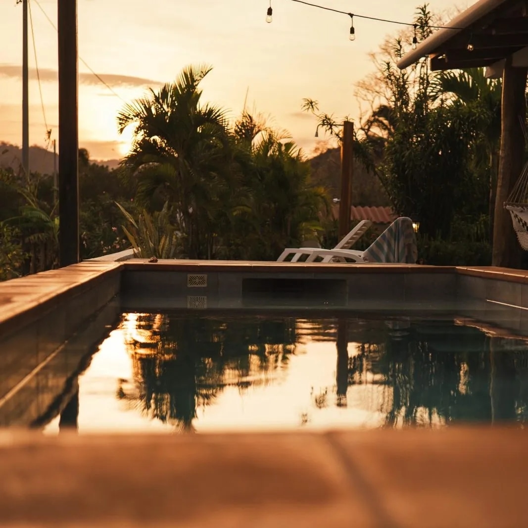 Pool bei Nacht - Surf House Panama beleuchteter Pool