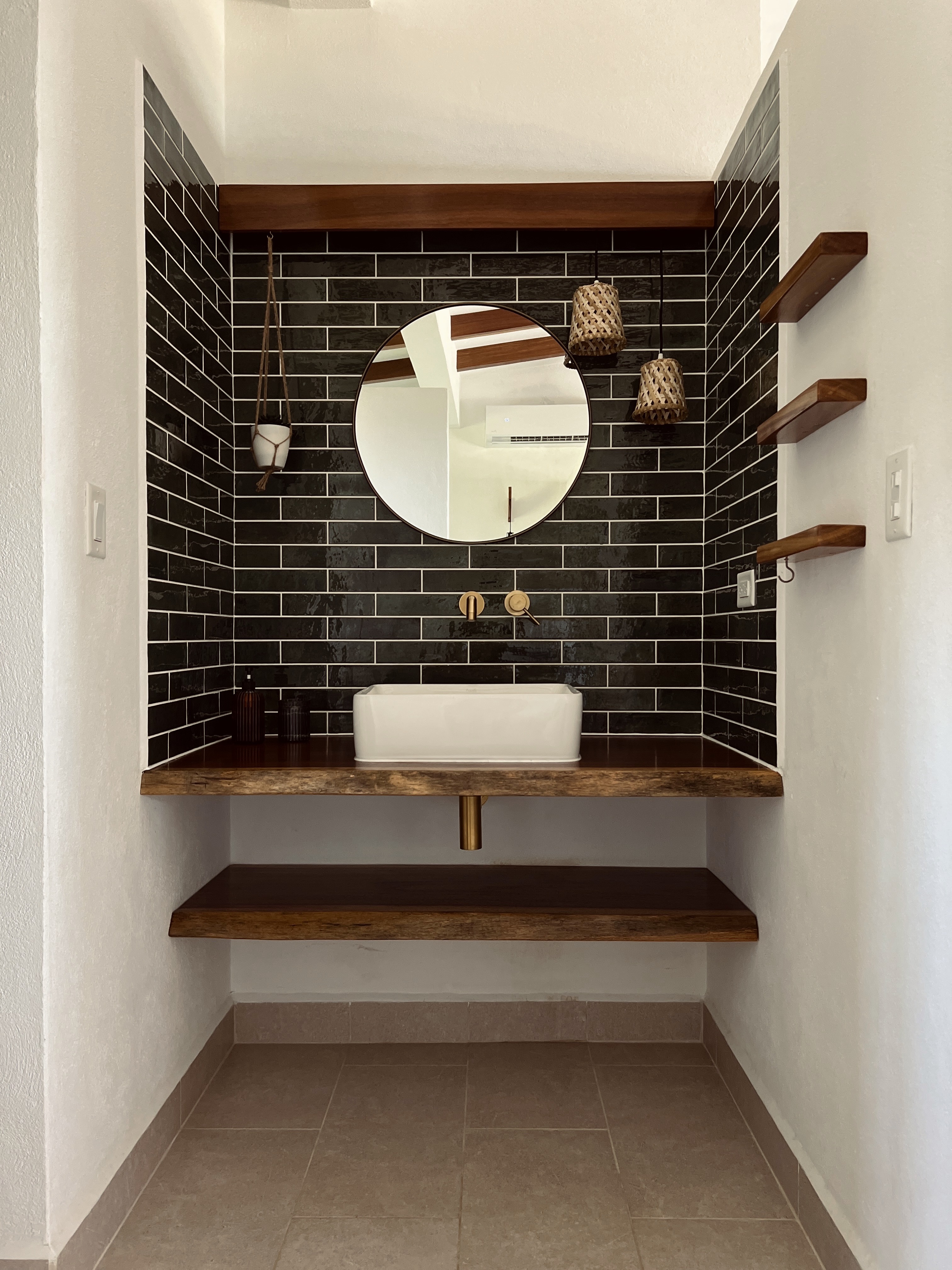 Sunrise Apartment Bad - Modernes Badezimmer mit Warmwasser