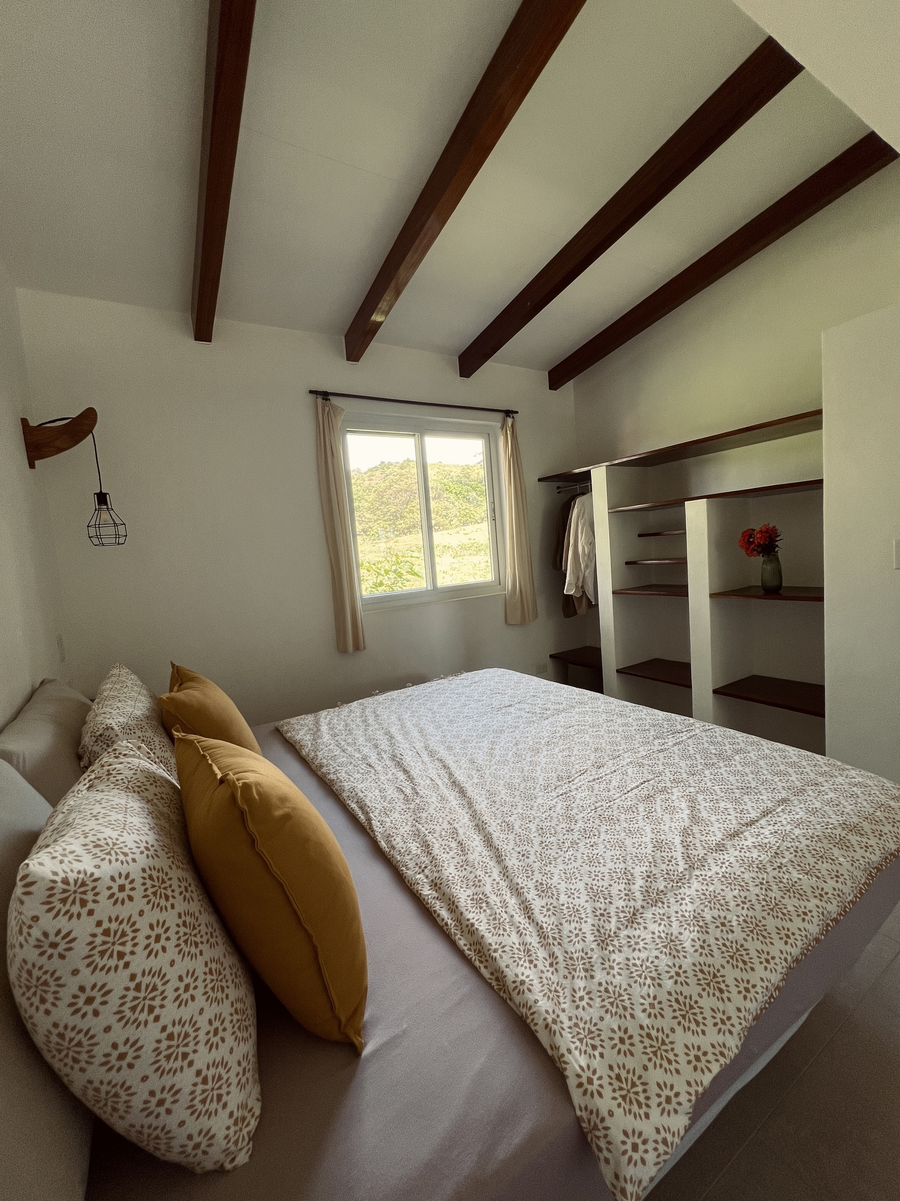 Sunrise Apartment Schlafzimmer - Komfortables Bett mit Klimaanlage