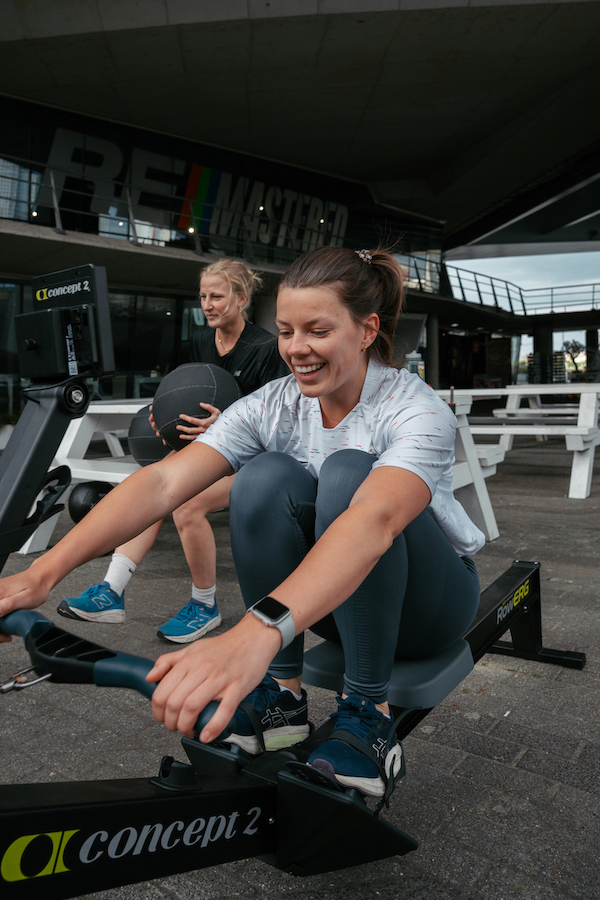 Vrouw is aan het roeien tijdens een outdoor training