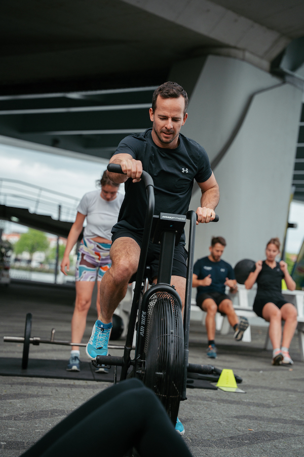 Een jongen op de airbike tijdens een workout
