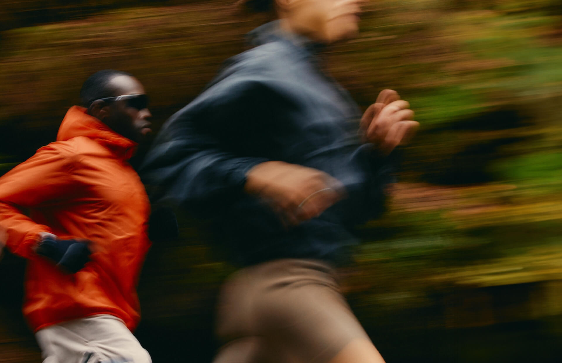 2 runners photographed from the side in motion blur.