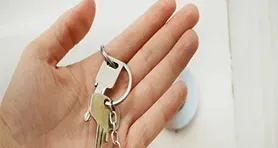 Foto de una mano con unas llaves de un hogar
