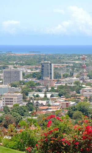 Foto donde se edificios y a lo lejos, el oceano.