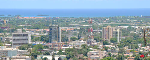 Foto donde se edificios y a lo lejos, el oceano.