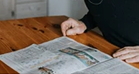 Foto desde arriba donde se ven multiples camiones sacando tierra para construir.