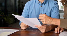 Persona con documentos en mano.