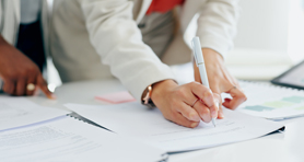 Persona escribiendo propuesta