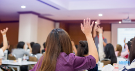 Mujer levantando la mano para participar