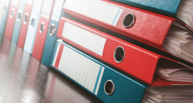 Foto de carpetas rojas y verdes