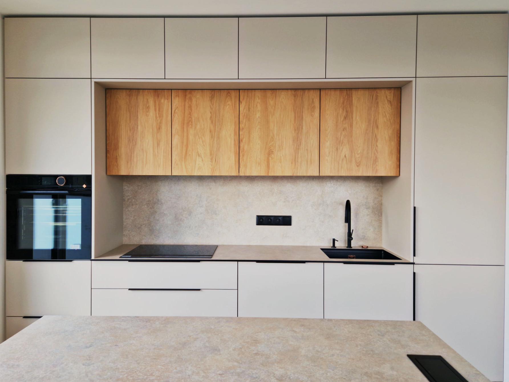 Kuchyň v Kutné Hoře s PerfectSense Premium Matt a dekorem Hickory